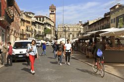 Mercato di prodotti stagionali a San Zeno, Verona. Oltre ai mercatini del collezionismo e dell'antiquariato, questo quartiere della città veronese ospita bancarelle di frutta e verdura ...