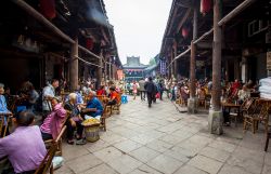 Mercato di strada a forma di barca nella cittadina di Luocheng vicino a Leshan, Cina. Gli edifici furono costruiti fra il 1626 e il 1900 - © Meiqianbao / Shutterstock.com