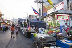 Mercato di strada nel distretto di Hua Hin, provincia di Prachuap Khiri Khan (Thailandia): bancarelle di frutta verdura e food street  - © Stasis Photo / Shutterstock.com
