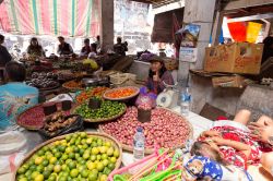 Il mercato di Tomohon è probabilmente il più famoso dell'intera isola di Sulawesi in Indonesia. Qui si vende di tutto, compresi molti animali che vengono uccisi sul posto per ...