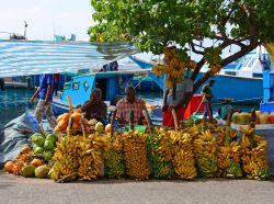 Il mercato della frutta di Malé, Maldive. Alcuni uomini vendono banane, cocco e altri frutti presso il porto - © Patryk Kosmider / Shutterstock.com 