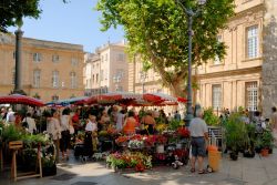 Mercato in piazza ad Aix-en-Provence, Francia ...