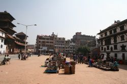 Mercato in Piazza Durbar a Kathmandu, Nepal. Strada dello shopping in una delle piazze principali della capitale nepalese - © Jason Maehl / Shutterstock.com 