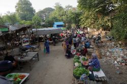 Mercato locale di Bagan, Myanmar. Frutta e verdura di produzione contadina per questo caratteristico mercato alimentare della città nota un tempo come Pagan oltre che vecchia capitale ...