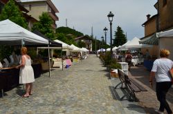 Mercato nel centro storico di Roncola San Bernarso, Lombardia