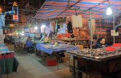 Il mercato notturno di Temple Street, a Hong ...