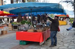 Un ambulante prepara il proprio banco al mercato ambulante di piazza Foch, Ajaccio