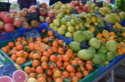 Frutta e verdura al mercato ambulante di piazza Foch, Ajaccio
