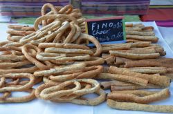 Il pane tipico, al gusto di anice al mercato ambulante di piazza Foch, Ajaccio