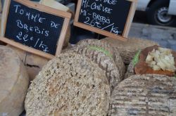 I tanti tipi di formaggi al mercato ambulante di piazza Foch, Ajaccio