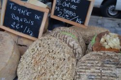 I tanti tipi di formaggi al mercato ambulante di piazza Foch, Ajaccio