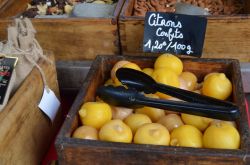 Limoni canditi al mercato ambulante di piazza Foch, Ajaccio