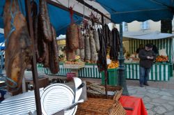 Figatelli, insaccati tipici corsi, al mercato ambulante di piazza Foch, Ajaccio