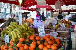 Frutta con Babbo Natale al mercato ambulante di piazza Foch, Ajaccio