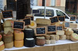  Formaggi al mercato ambulante di piazza Foch, Ajaccio