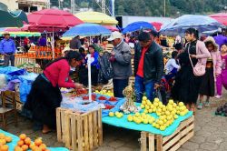 Il mercato con i prodotti della terra nella piazza di San Juan Chamula in Chiapas, Messico.
