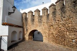 Le merlature del castello di Vejer de la Frontera, provincia di Cadice, Spagna.  Passeggiando per le viuzze della città si può ammirare ciò che resta delle testimonianze ...