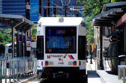 Metropolitana leggera ferma alla stazione di Washington Park a Newark, New Jersey (USA) - © LEE SNIDER PHOTO IMAGES / Shutterstock.com