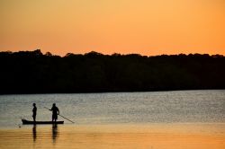 Mida Creek: un suggestivo tramonto sulle acque di Mida Creek, presso Watamu, (Kenya), visto dal ristorante Crab Shack.