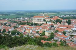 Mikulov, la città del vino in Moravia (Repubblica Ceca): panorama del centro storico. Questa località si trova a pochi chilometri dal confine con l'Austria.
