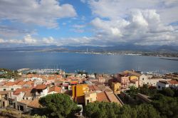 Milazzo affacciata sulle acque del Mar Tirreno, Sicilia. Sin dall'epoca greca, questa località fu al centro di vicende storiche per la sua posizione geografica e strategica.



 ...