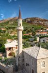 Minareto della moschea di Bar, Montenegro: venne costruito nel 1662. In questa città, chiese e moschee si innalzano vicine - © Valery Egorov / Shutterstock.com 