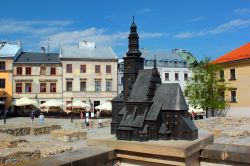 Miniatura della chiesa parrocchiale di Lublino in piazza Plac po Farze, Polonia. L'edificio religioso è rimasto in piedi sino al 19° secolo - © Andrii Zhezhera / Shutterstock.com ...