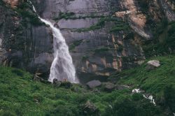 Un minuscolo viaggiatore sotto la cascata di Yogini nell'Himalaya indiano, stato dell'Himachal Pradesh.

