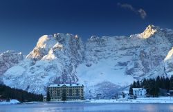 Il lago di Misurina d'inverno e il Gruppo ...