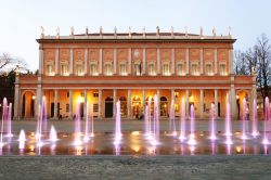 La moderna fontana illuminata situata di fronte al teatro Romolo Valli a Reggio Emilia, Emilia Romagna.

