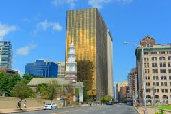 Moderna skyline di Hartford, Connecticut (USA) con la First Church Of Christ e il Gold Building. Con la sua facciata in vetro dorato scintillante, il Gold Building è una torre di 26 piani ...