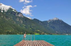 Molo di Pertisau sull'Achensee, Austria - Per ammirare il panorama sul lago Achensee si può raggiungere il molo di Pertisau da cui si gode una splendida vista sulle acque verde smeraldo ...