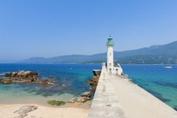 Molo e faro di Propriano, Corsica. Bianco e con la cima verde, domina il porticciolo cittadino  - © Allard One / Shutterstock.com