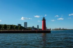 Molo e faro rosso nell'area portuale di Milwaukee, Wisconsin (USA).
