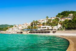 Molo e spiaggia a Herceg Novi, Montenegro. Siamo ad alcuni chilometri dalla frontiera croata e non lontano da quella dell'Erzegovina.
