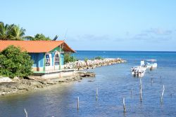 Molo dei pescatori presso Guardalavaca (Cuba). Siamo sulla costa dell'Oceano Atlantico, nella provincia di Holguìn.
