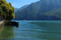 Molo sul Lago d'Iseo a Costa Volpino in Lombardia