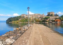 Molo sul lago di Bolsena e il borgo di Capodimonte sullo sfondo - © emanius / Shutterstock.com