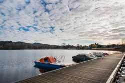 Molo sul lago di Monate a Cadrezzate, provincia di Varese