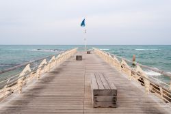 Molo sul mare a Pesaro, Marche, Italia. La città ospita sette chilometri di spiaggia fra litorale attrezzato e libero; da alcuni anni Pesaro riceve il prestigioso riconoscimento della ...