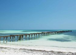 Molo sulla spiaggia di Santa Lucia nella provincia di Camaguey, Cuba - Per osservare più da vicino le acque di questo arcipelago dei Caraibi si può passeggiare su uno dei moli ...