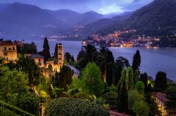 Moltrasio dopo il tramonto, lago di Como, Lombardia. Le luci di ville e palazzi d'epoca si riflettono sulle acque del lago.
