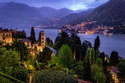 Moltrasio dopo il tramonto, lago di Como, Lombardia. Le luci di ville e palazzi d'epoca si riflettono sulle acque del lago.
