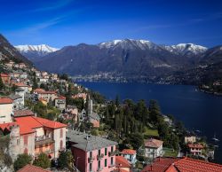 La città di Moltrasio sul lago di Como a inizi primavera, Lombardia. Questa graziosa località si affaccia sulla sponda occidentale del bacino lacustre.



