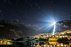 Molveno in inverno:  le luci del borgo, il lago e le piste da sci illuminate - © Massimo De Candido / Shutterstock.com