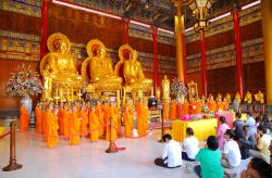 Monaci e fedeli cinesi pregano di prima mattina il Buddha nel tempio di Leng Noei Yi 2 a Nonthaburi, Thailandia - © kajornyot wildlife photography / Shutterstock.com