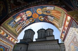 Il monastero Radu Voda di Bucarest risale alla seconda metà del Cinquecento ma è stato restaurato più volte. Affreschi coloratissimi decorano l'interno del corpo centrale ...