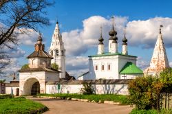 Monastero Alexandrovsky a Suzdal, Russia  - Una bella immagine soleggiata del monastero Alexandrovsky di Suzdal, uno dei cinque tutt'oggi presenti nella città russa © Viacheslav ...