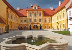 La città di Borovany, nei pressi di Ceske Budejovice, ha restaurato pochi anni fa il proprio splendido castello/monastero risalente al XV secolo - foto © Pecold / Shutterstock.com ...