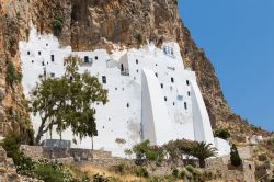 Monastero di Panagia Hozoviotissa sull'isola di Amorgos, Grecia. Costruito nel 1088 a.C. ai tempi dell'imperatore Alexios I Komnenos, il monastero rappresenta il monumento religioso ...